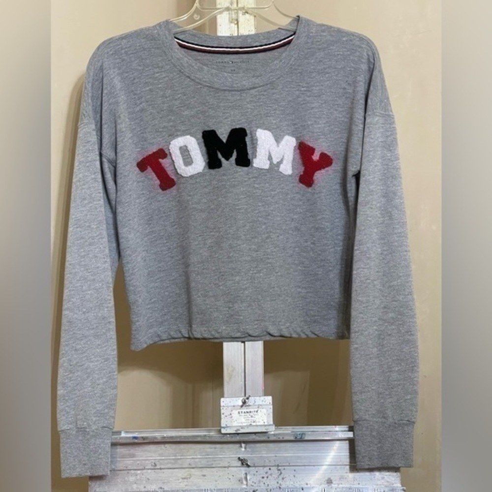 TOMMY HILFIGER LONG SLEEVE GRAY CROP TO SZ SNALL